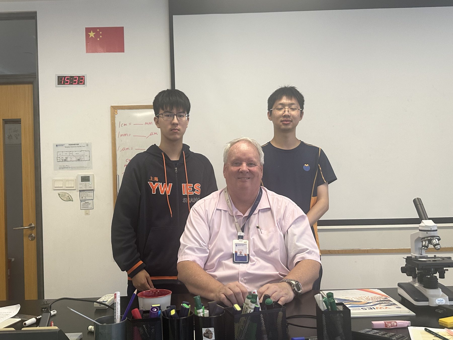 Andy Greaves with two YWIES Lingang senior students following a chemistry session